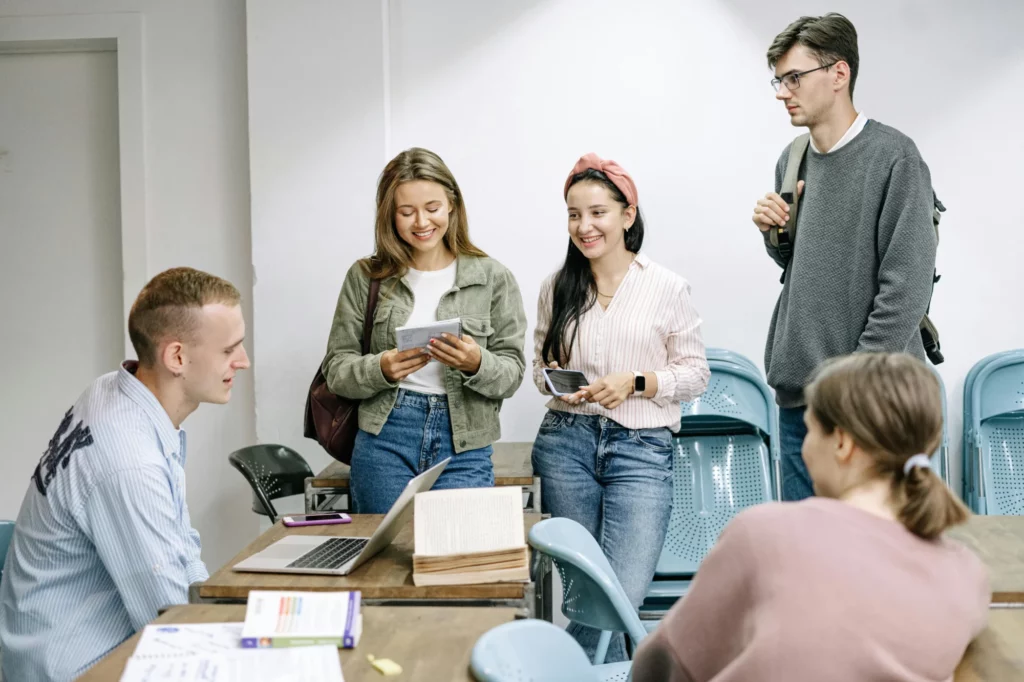 Grupo de alunos reunidos buscando empresa para comprar TCC.